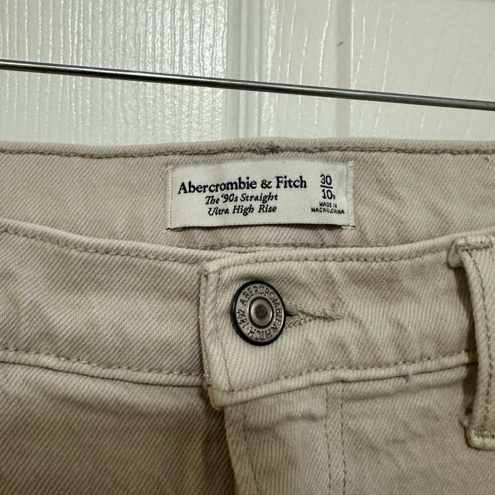 Abercrombie Ultra High Rise 90s Straight Jean / size 30 10R